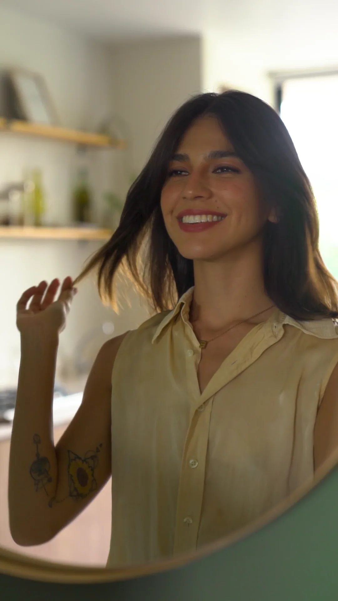 Mulher sorrindo ao se olhar no espelho