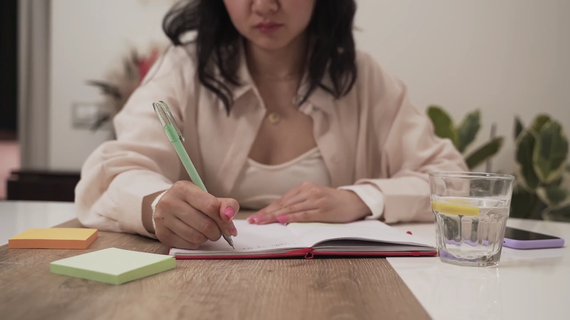 Mulher escrevendo e organizando ideias em um caderno